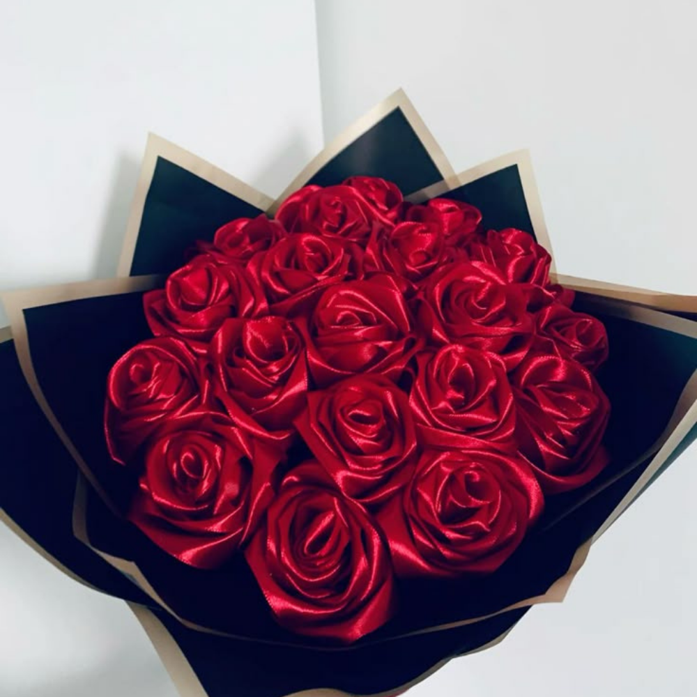 Buquê de cetim bordô com detalhes dourados