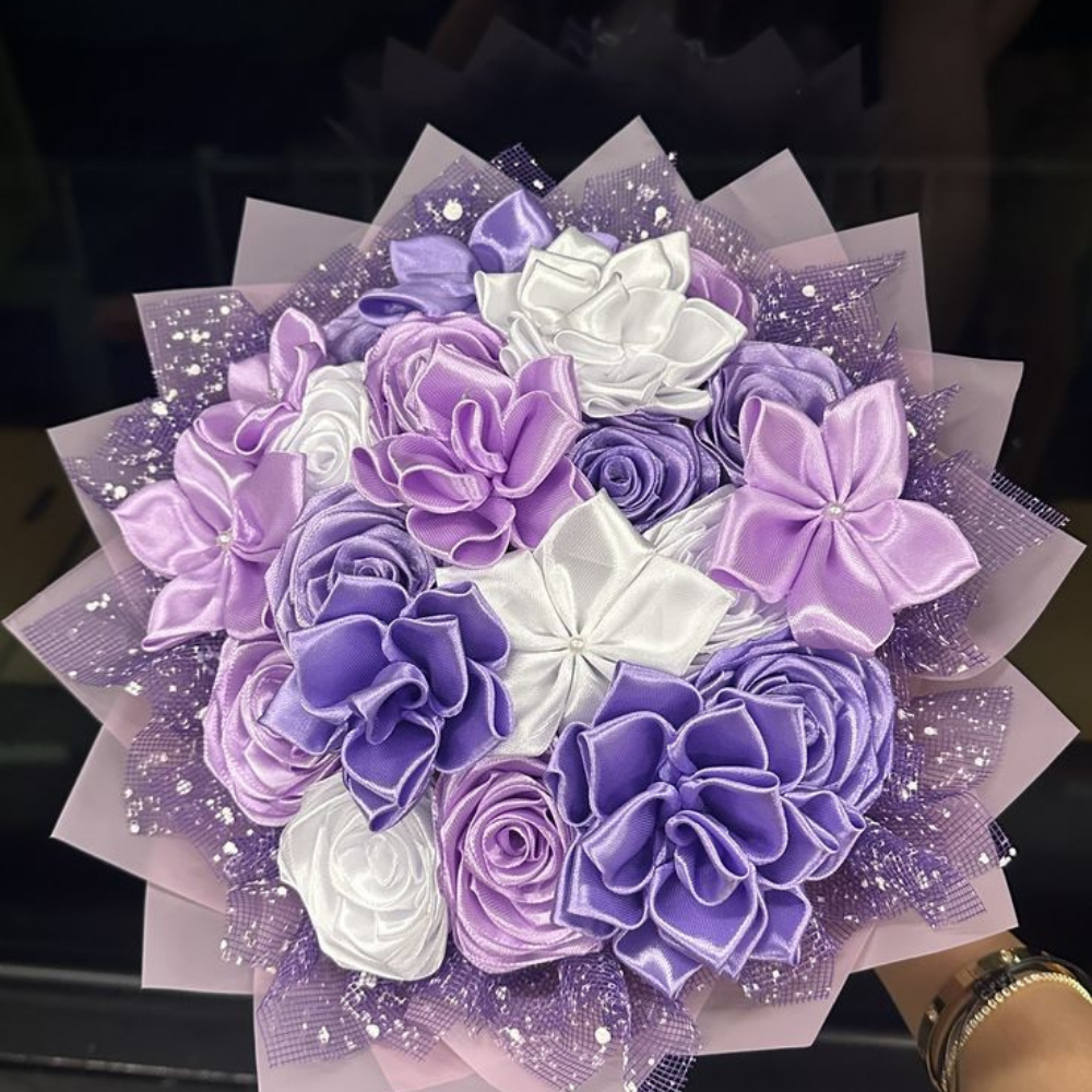 Buquê de flores de cetim rosa degradê